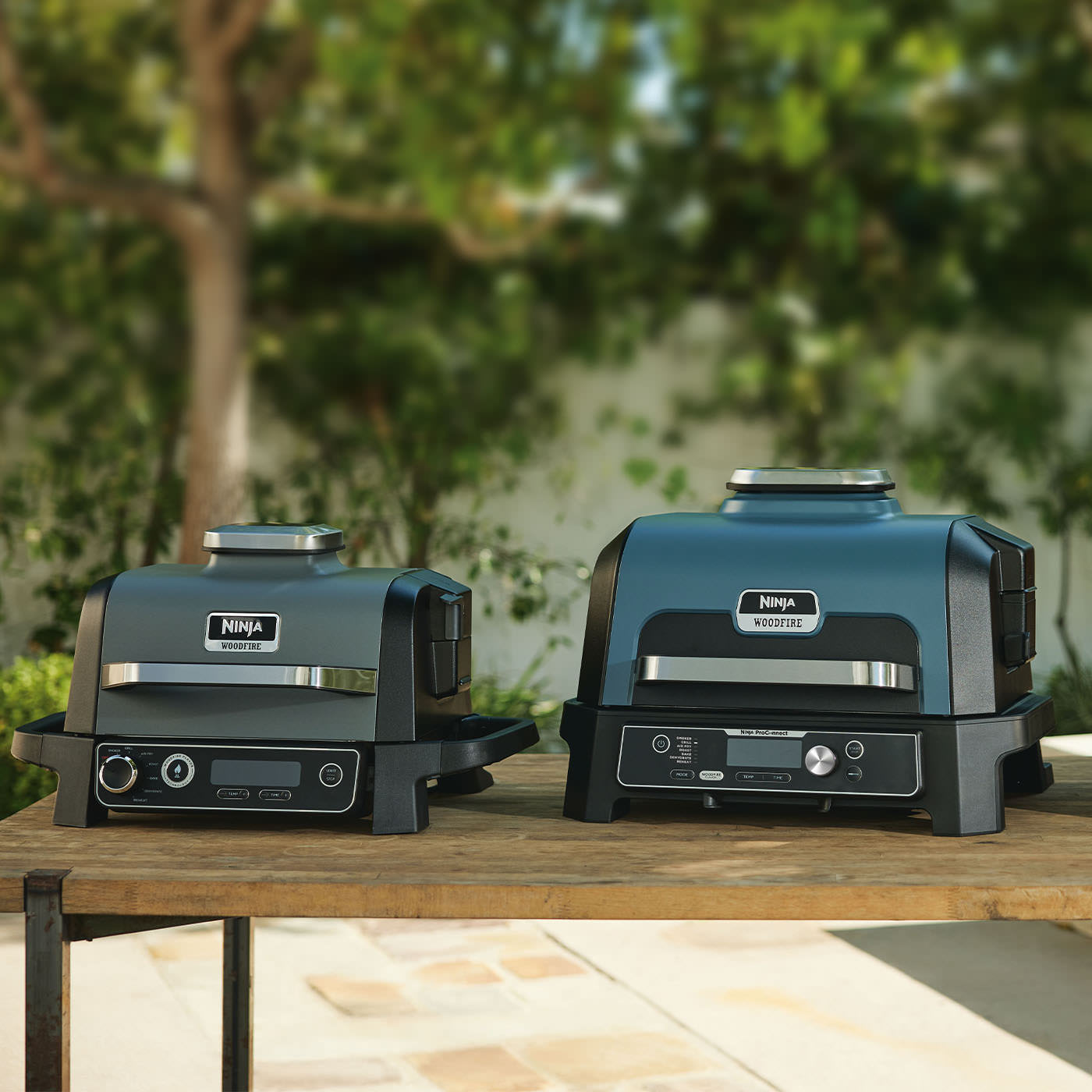 Dos barbacoas electricas sobre soporte al aire libre